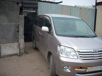 2002 Toyota Town Ace Noah Photos