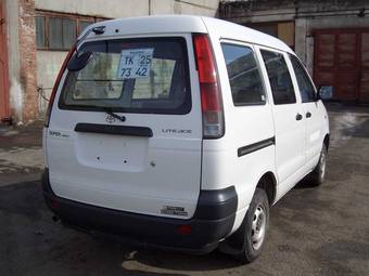 2003 Toyota Town Ace Van Photos