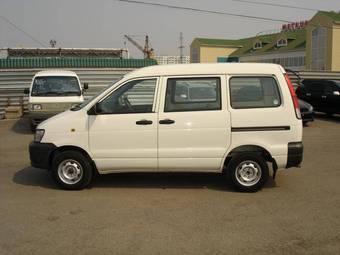 2004 Toyota Town Ace Van Images