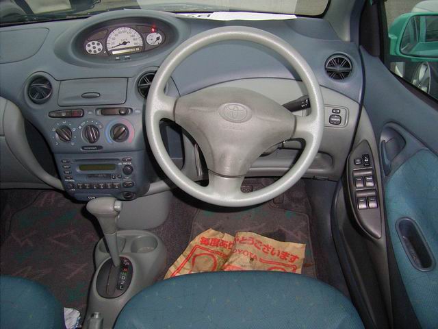 1999 Toyota Vitz Photos