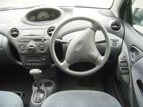 1999 Toyota Vitz Pics