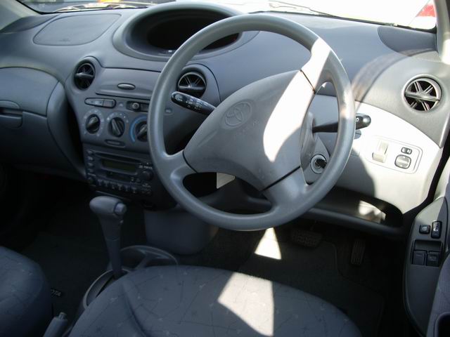 1999 Toyota Vitz Photos