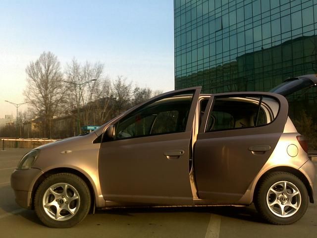 2000 Toyota Vitz