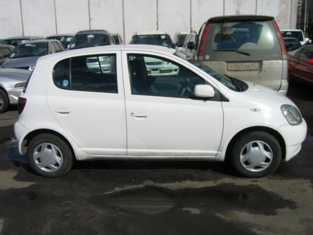2000 Toyota Vitz Photos