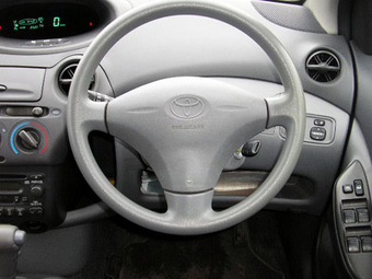 2000 Toyota Vitz Photos