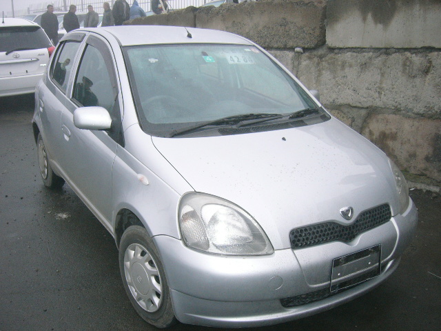 2000 Toyota Vitz Photos
