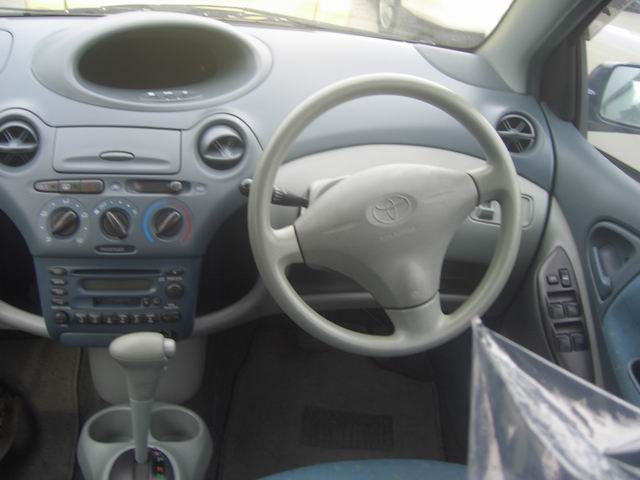2000 Toyota Vitz Photos