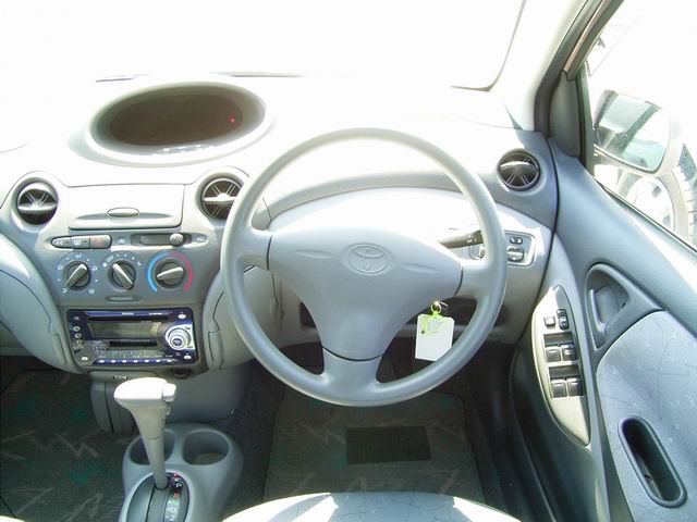 2000 Toyota Vitz Photos