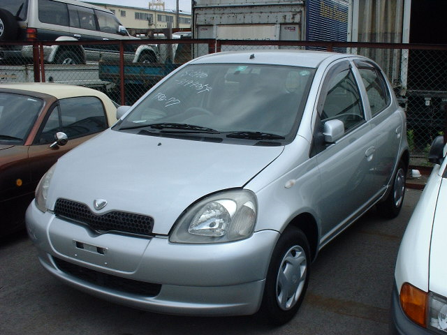 2000 Toyota Vitz Photos