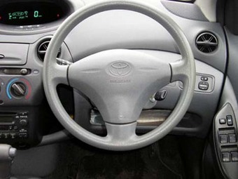 2000 Toyota Vitz Photos