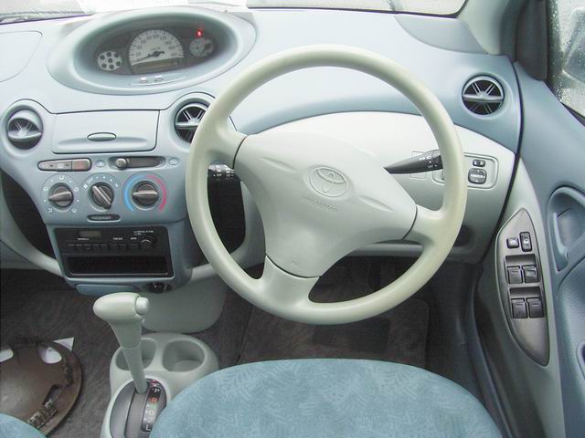 2000 Toyota Vitz Pictures