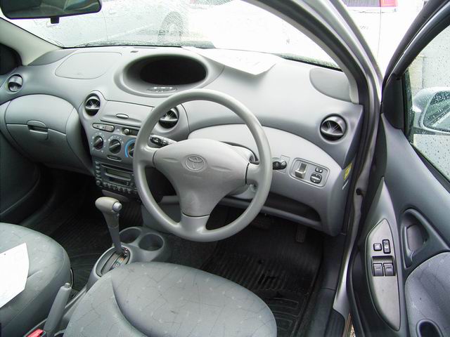 2000 Toyota Vitz Pictures