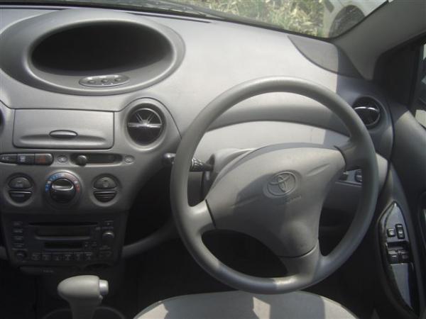 2000 Toyota Vitz Pics