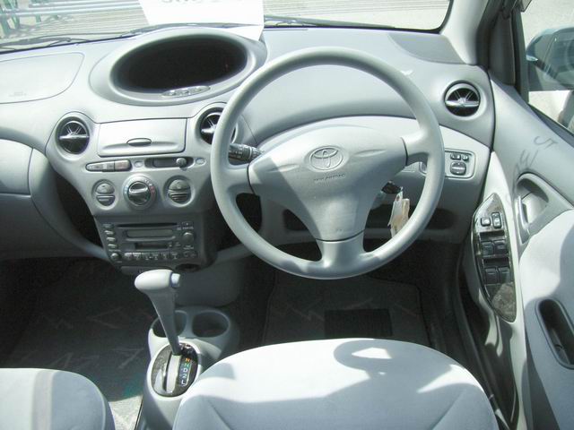 2000 Toyota Vitz Pictures