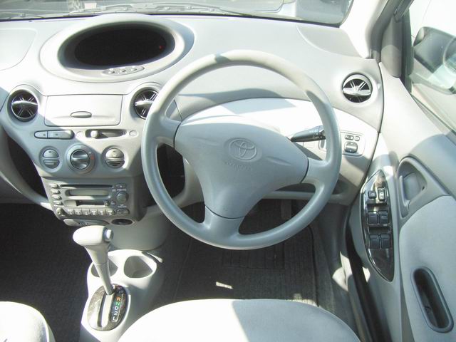 2000 Toyota Vitz Photos