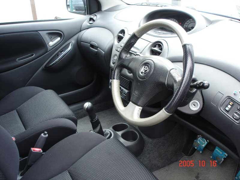 2000 Toyota Vitz Photos