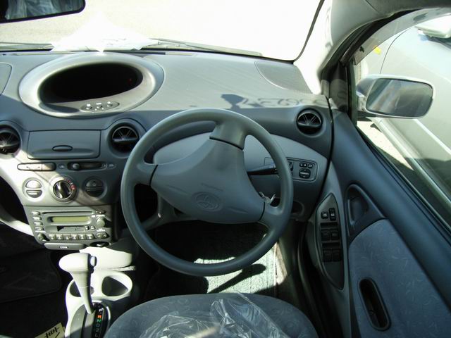 2000 Toyota Vitz Photos