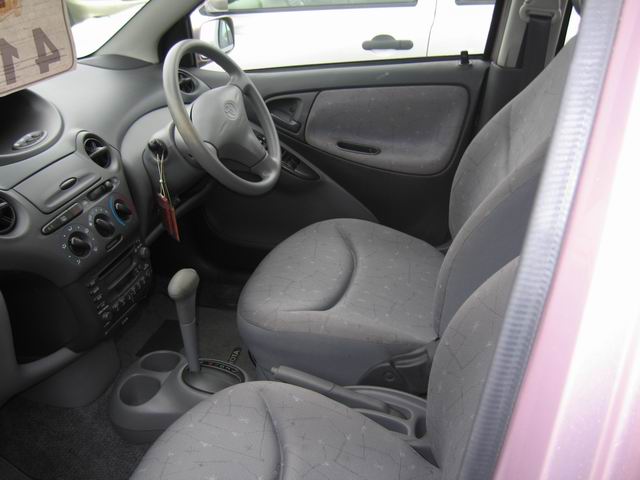 2000 Toyota Vitz Pictures