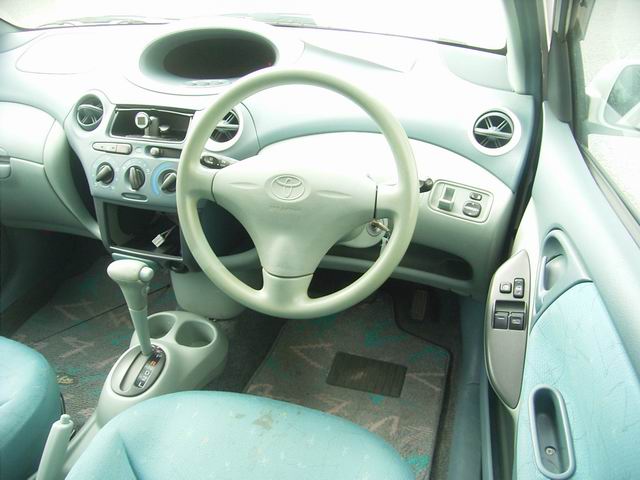 2000 Toyota Vitz Pics