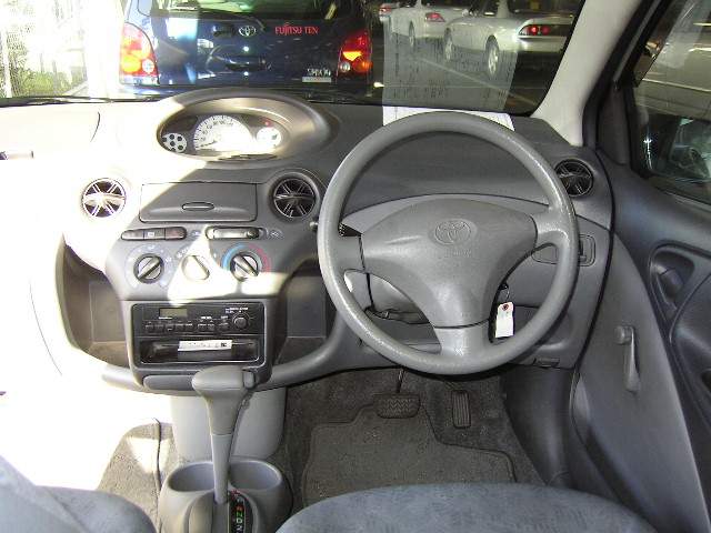 2000 Toyota Vitz Photos