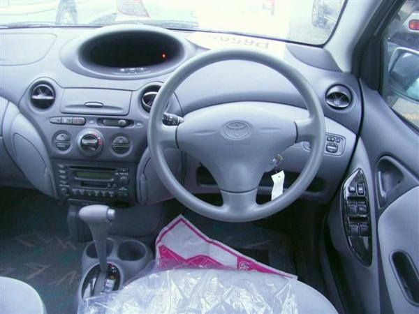 2000 Toyota Vitz Images