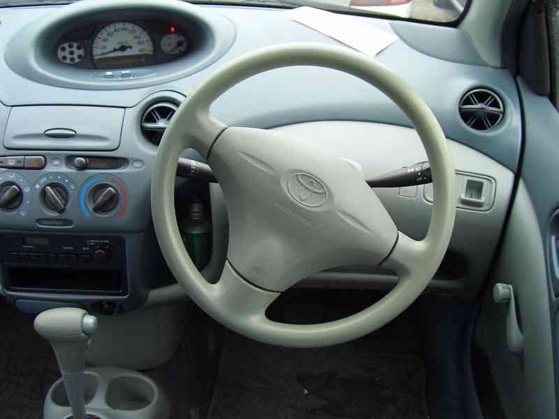 2000 Toyota Vitz Pictures