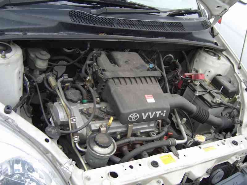 2000 Toyota Vitz Photos