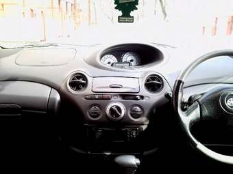 2000 Toyota Vitz Photos