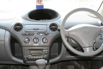 2000 Toyota Vitz Pics