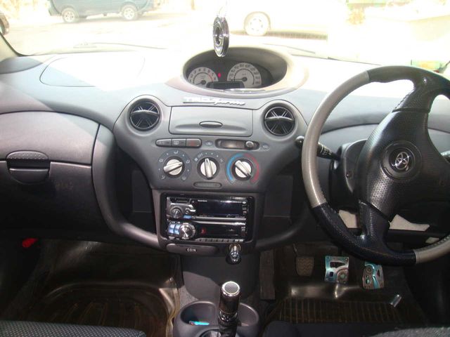 2001 Toyota Vitz