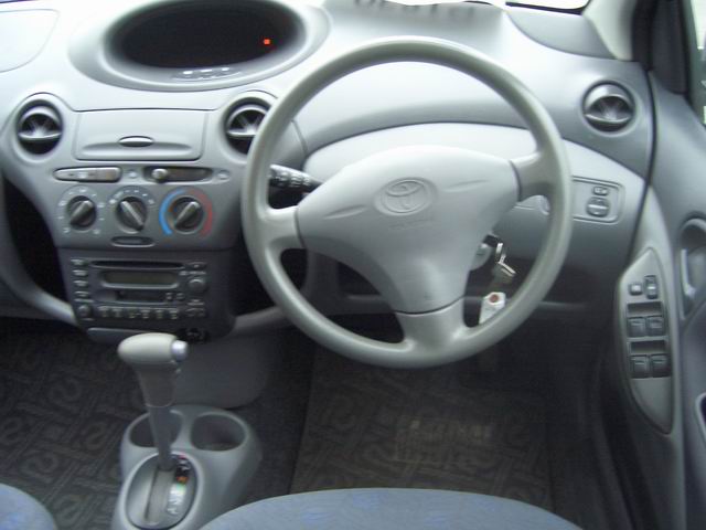 2001 Toyota Vitz Photos