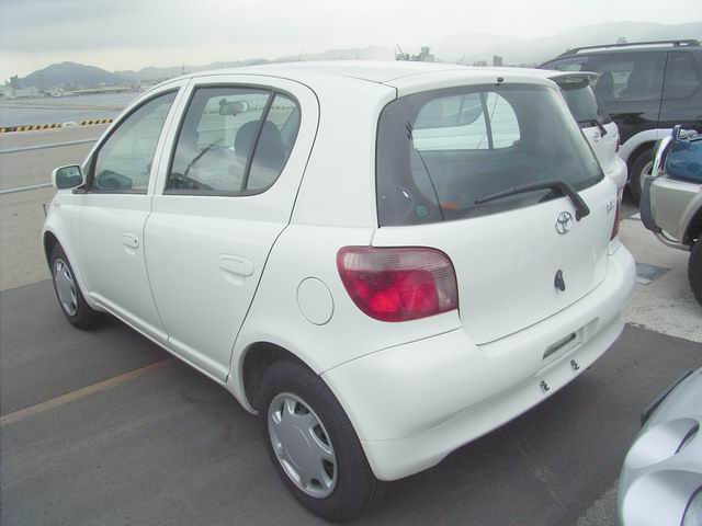 2001 Toyota Vitz Photos
