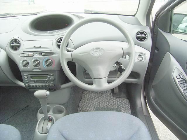 2001 Toyota Vitz Photos