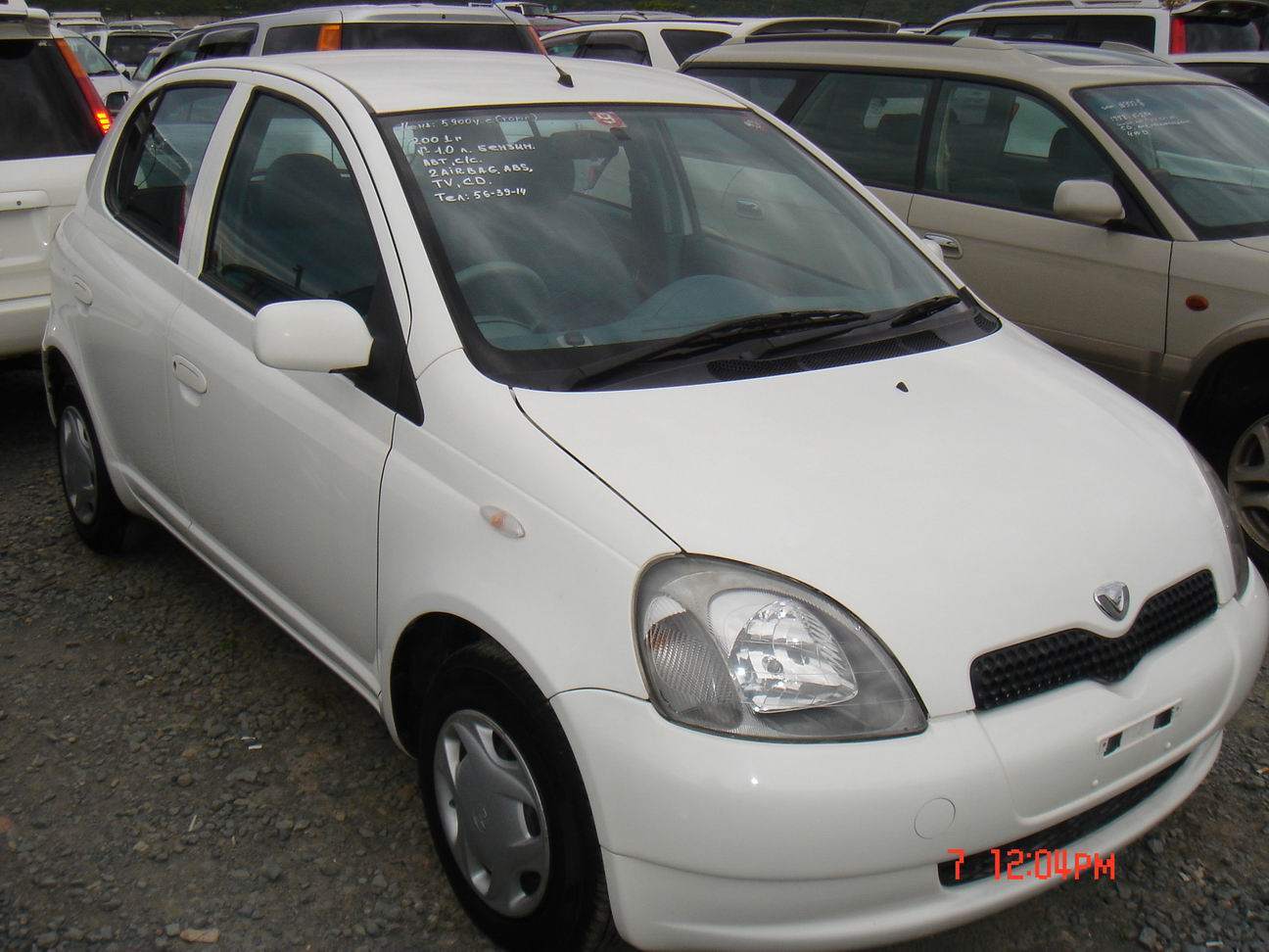 2001 Toyota Vitz Photos