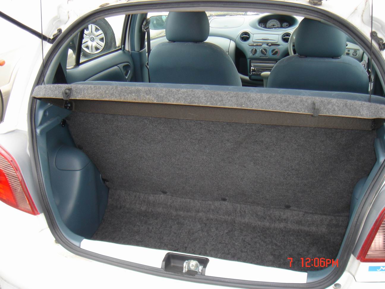 2001 Toyota Vitz Photos
