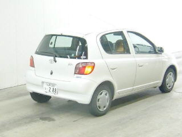 2001 Toyota Vitz Photos