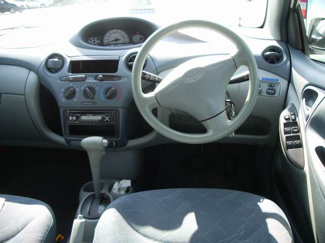 2001 Toyota Vitz Photos