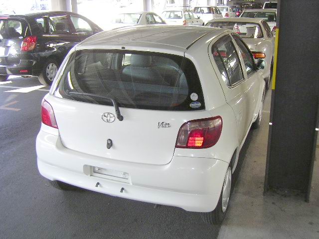 2001 Toyota Vitz Photos