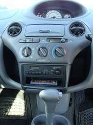 2001 Toyota Vitz Photos