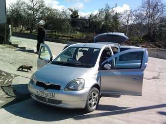 2001 Toyota Vitz Photos