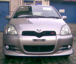 2001 Toyota Vitz Photos