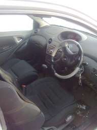 2001 Toyota Vitz Photos