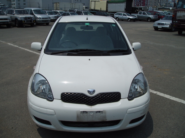 2002 Toyota Vitz Photos