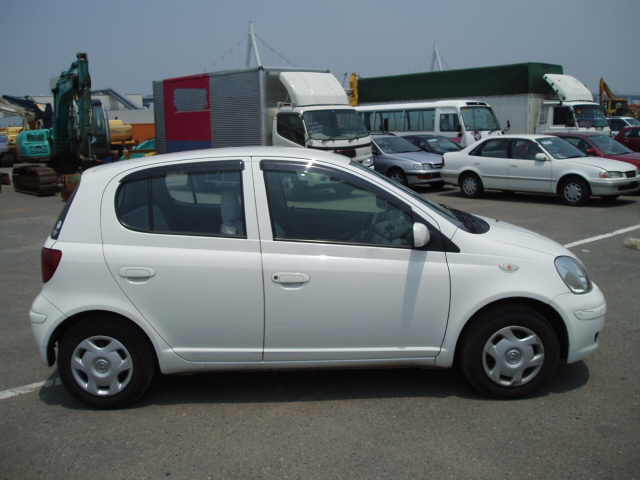 2002 Toyota Vitz Photos