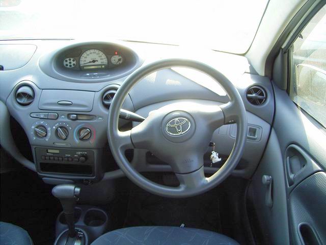 2002 Toyota Vitz Photos