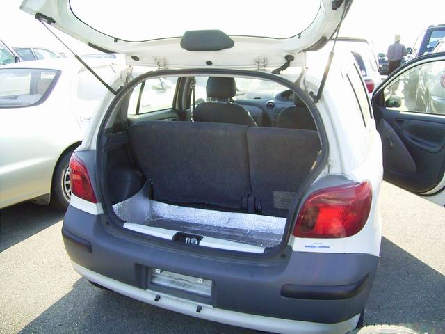 2002 Toyota Vitz Photos