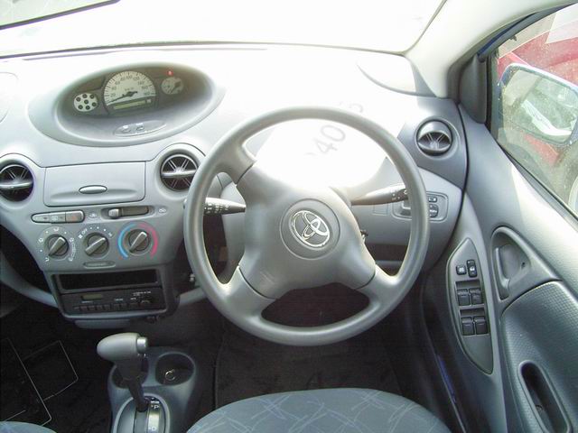 2002 Toyota Vitz Photos