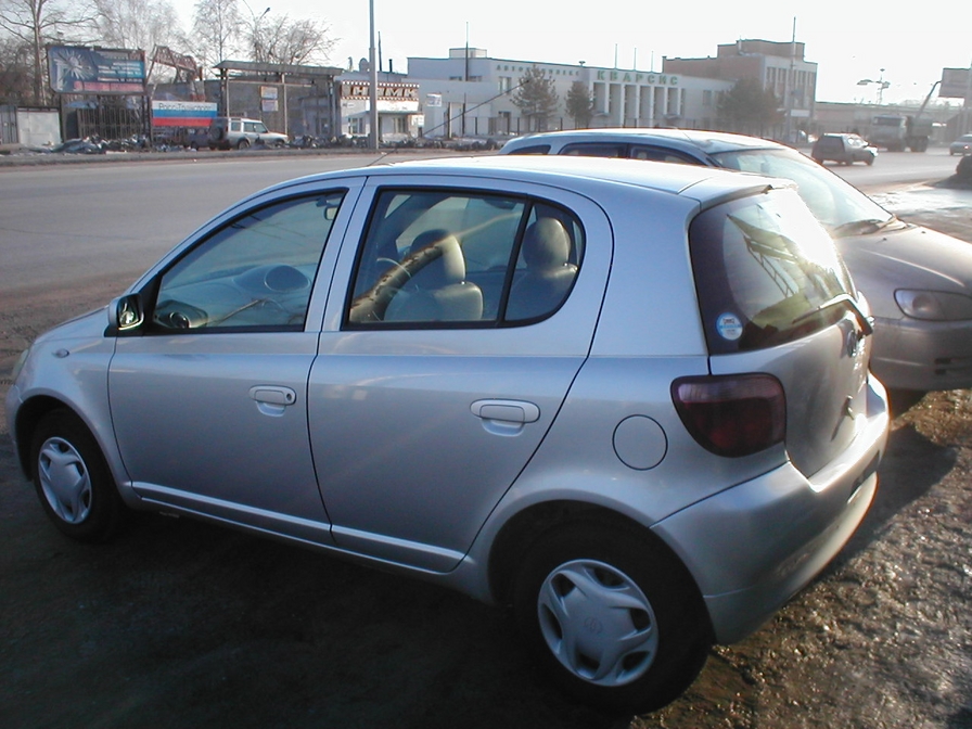 2002 Toyota Vitz Photos