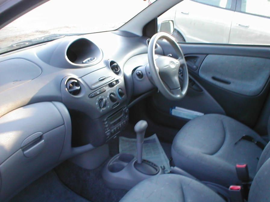 2002 Toyota Vitz Photos