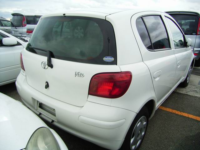 2002 Toyota Vitz Photos